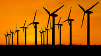 Des éoliennes le soir