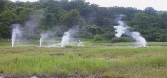 Des jets de vapeur d'eau